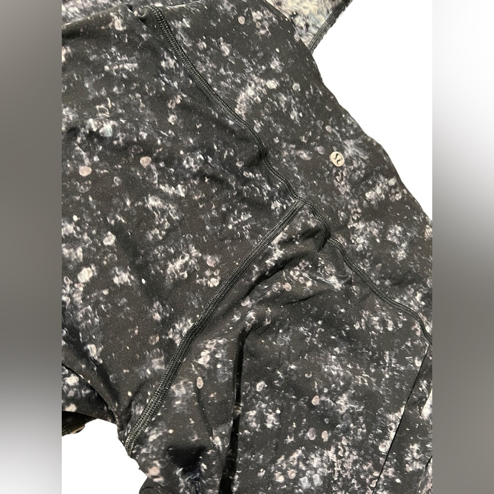 Lululemon Athletica Black and White Speckled Ombré Leggings, size 10 - Picture 6 of 14